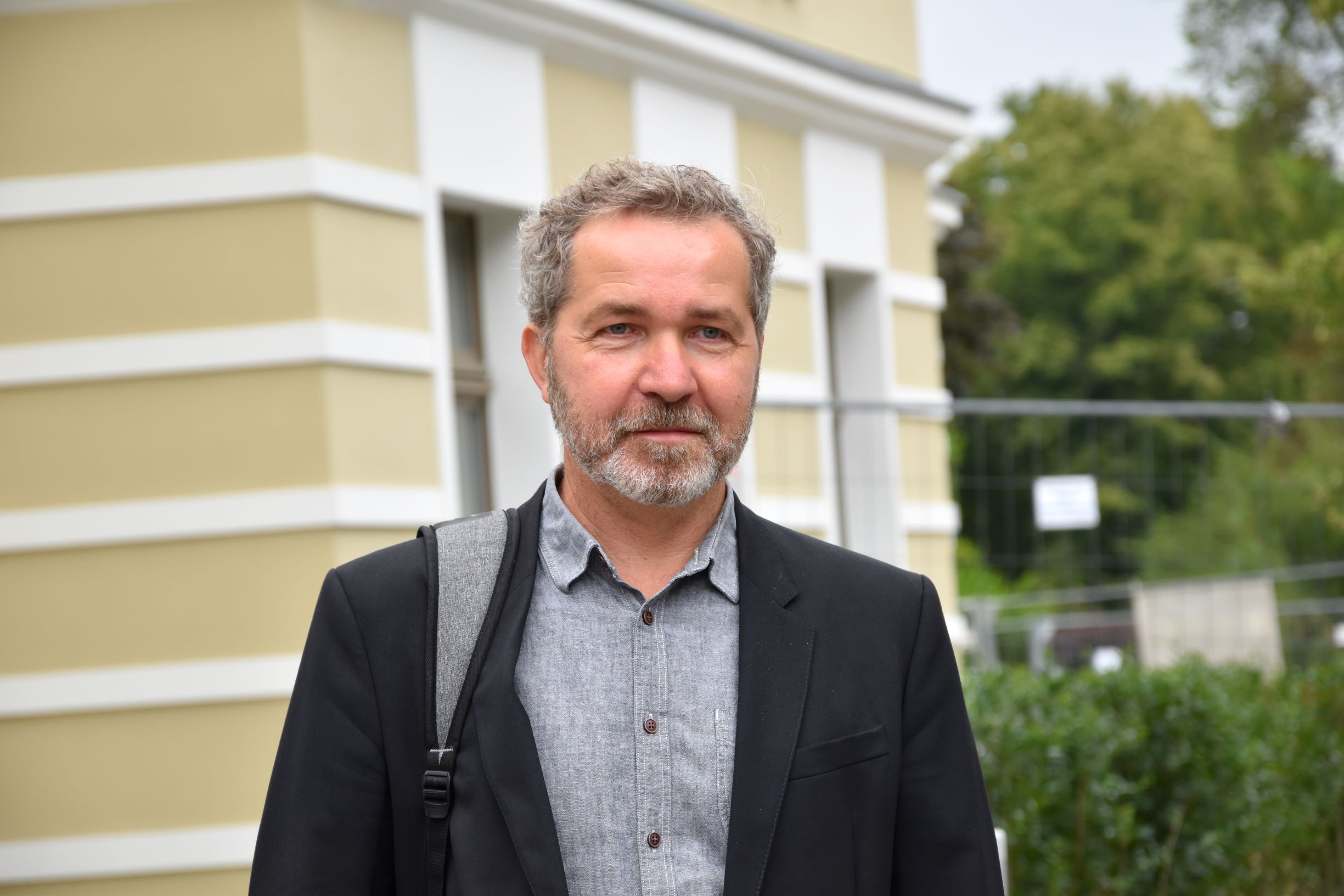 Sören Benn vor dem Peter Edel